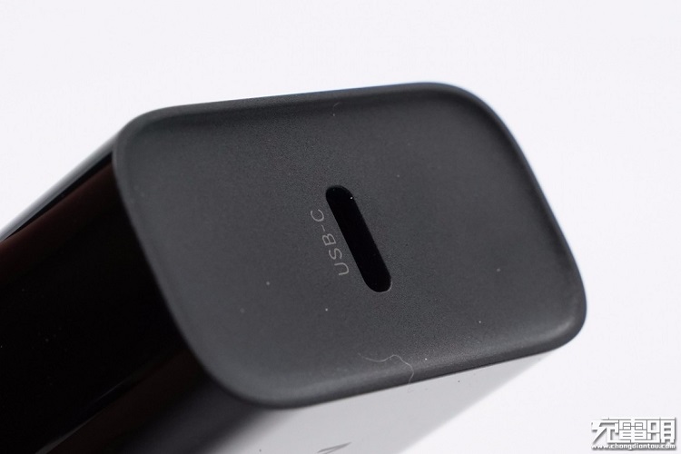 allbet20W快充充电器外观